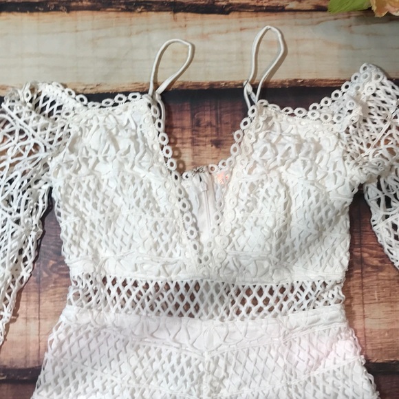 << White Crochet Lace Deep V BellSleeve Romper >> - Picture 5 of 8